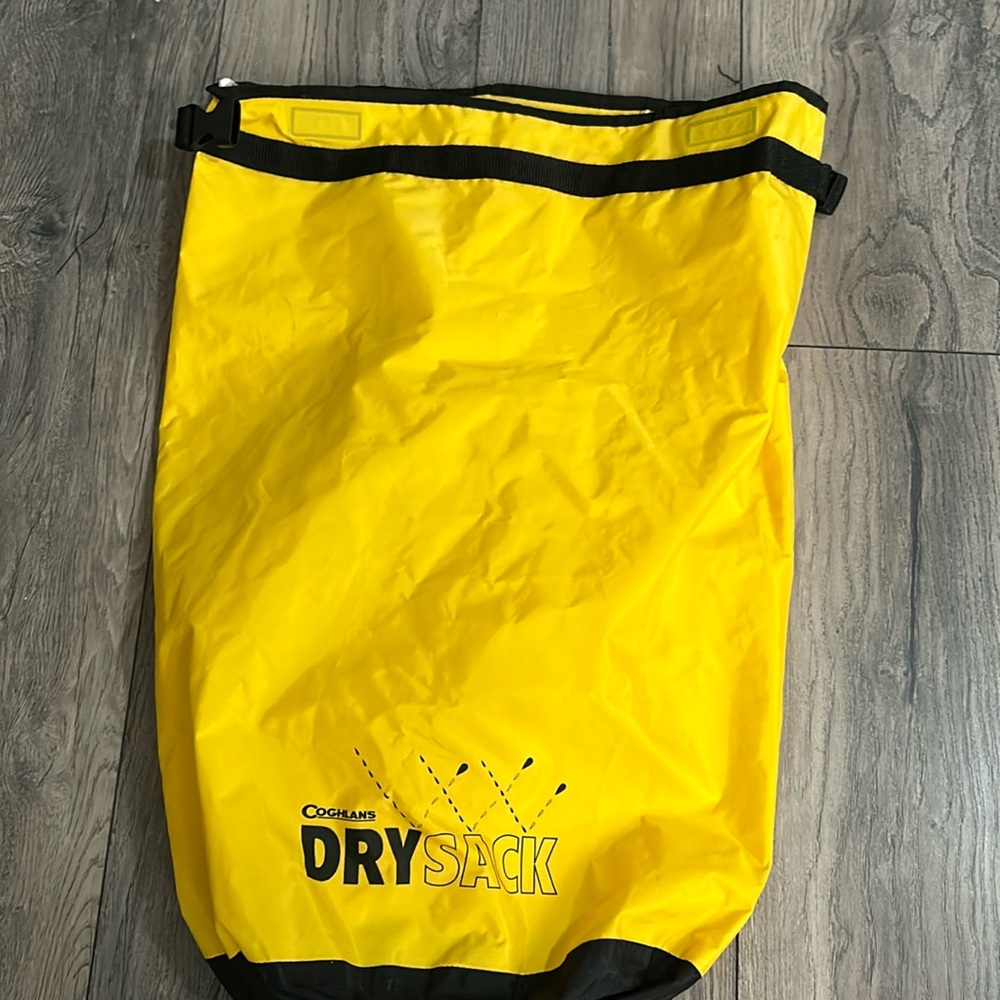 Coghlan’s Dry Sack yellow and black medium size #drybag #sealline